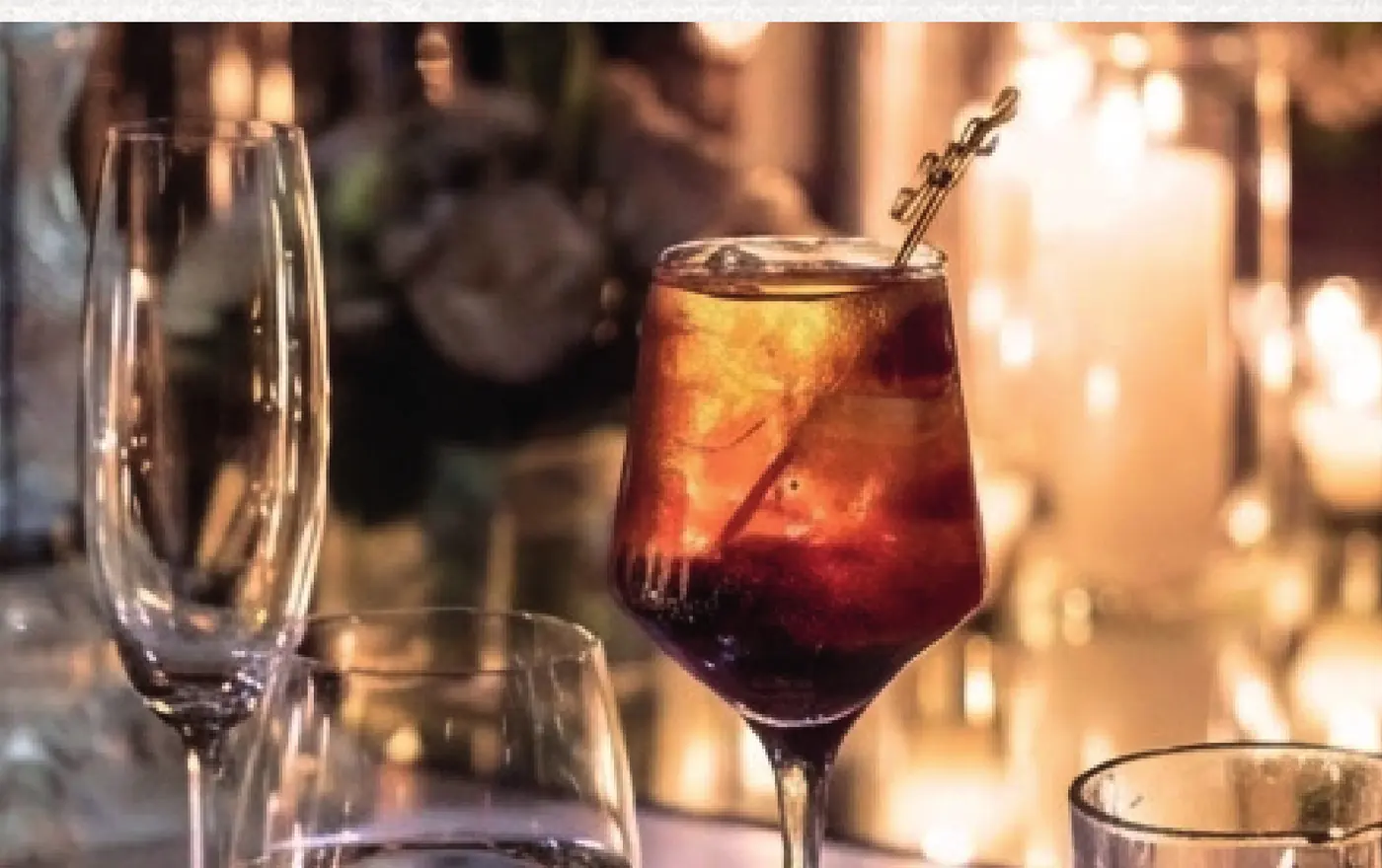 Coctelería y velas sobre la mesa